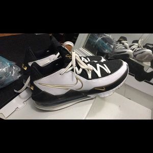Lebron XVII low size 10 1/2 men